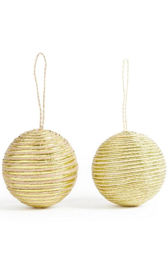 En color dorado, este pack de dos bolas para el árbol de navidad hechas de materiales naturales tiene un precio de 2 euros.