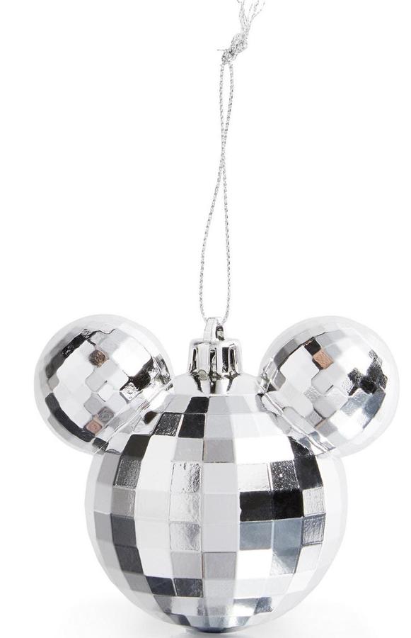 Esta bola de navidad con forma de Mickey Mouse en color plateado, simulando una bola de discoteca, tiene un precio de 3 euros.