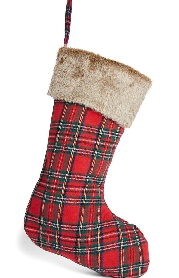 Con cuadros de color rojo, este calcetín de navidad tiene un precio de 6 euros.