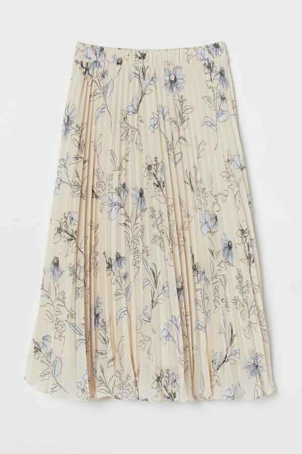 En color crudo con estampado floral, esta falda midi plisada en vaporosa gasa cuenta con talle alto y cintura elástica. Es de H&M y tiene un precio de 34,99 euros.
