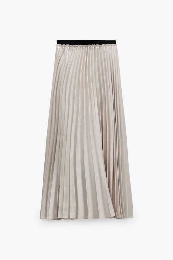 En color hielo, esta falda midi plisada de tiro alto y cintura elástica en negro es de Zara y tiene un precio de 25,95 euros.