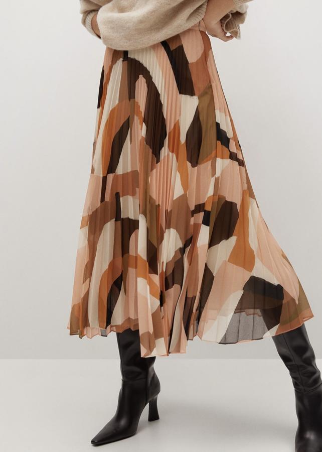 Con estampado en tonos naranjas, esta falda plisada con diseño acampanado cuenta con forro interior y cierre lateral de cremallera. Es de Mango y tiene un precio de 49,99 euros.