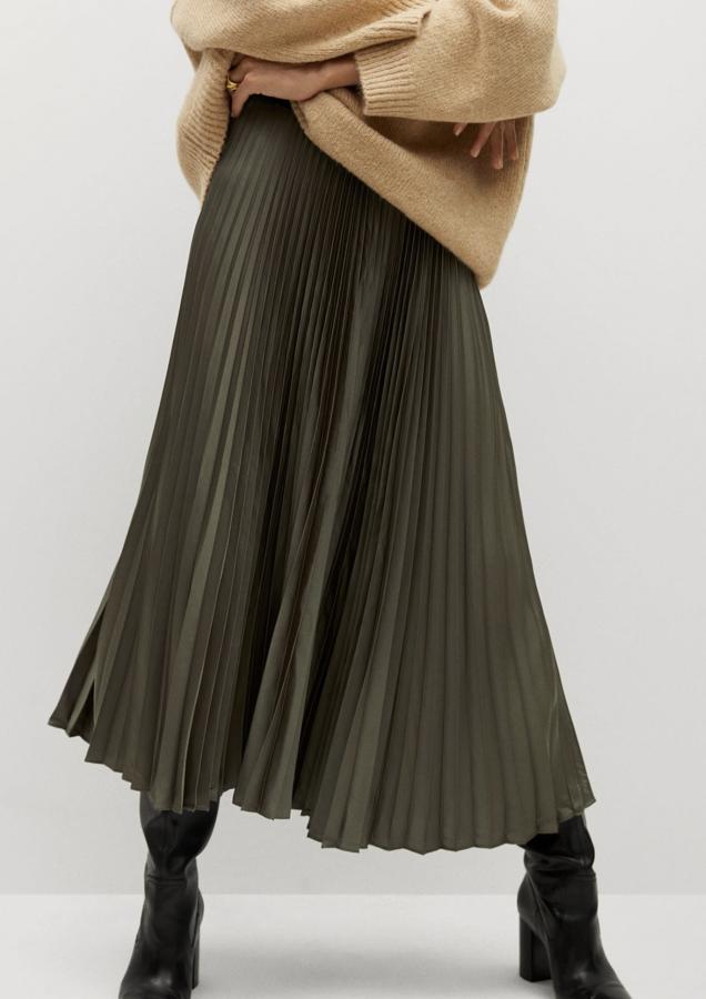 Disponible en verde caqui o negro, esta falda plisada con diseño acampanado y acabado satinado cuenta con cintura elástica y tiene un precio de 29,99 euros. Es de Mango.