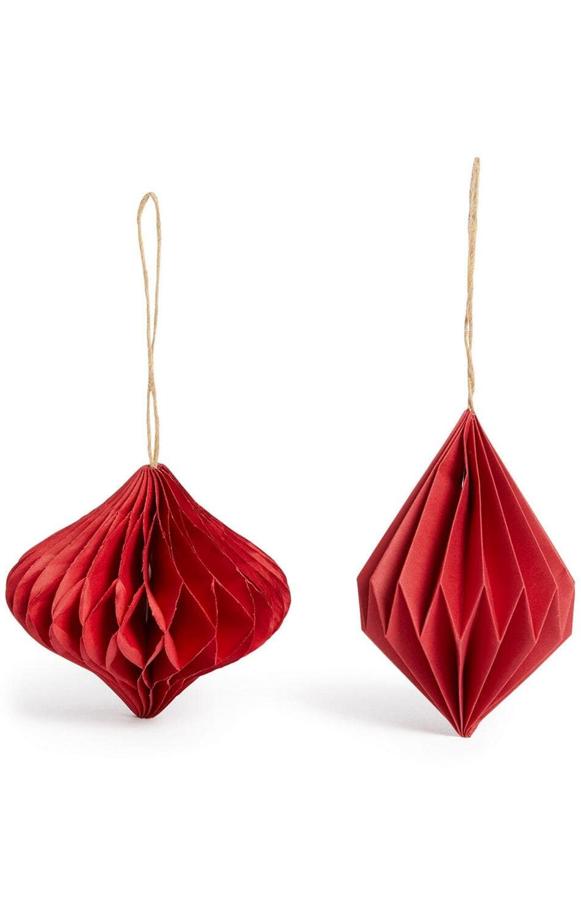 En color rojo, este pack de dos adornos navideños de papel tiene un precio de 2 euros.
