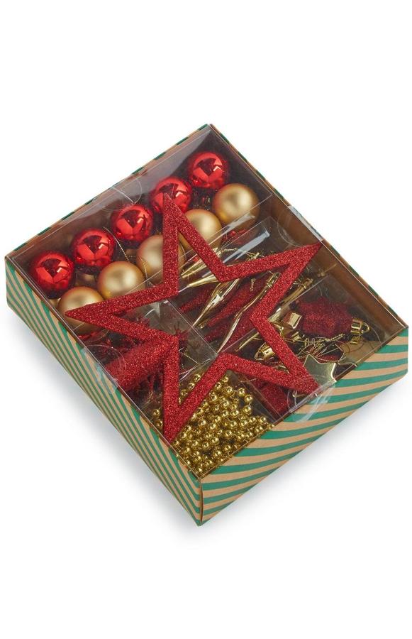 Si el rojo y el dorado son los colores que buscas para la decoración de tu árbol, este pack cuenta con todo lo necesario, bolas, guirnaldas y estrella. Tiene un precio de 6 euros.
