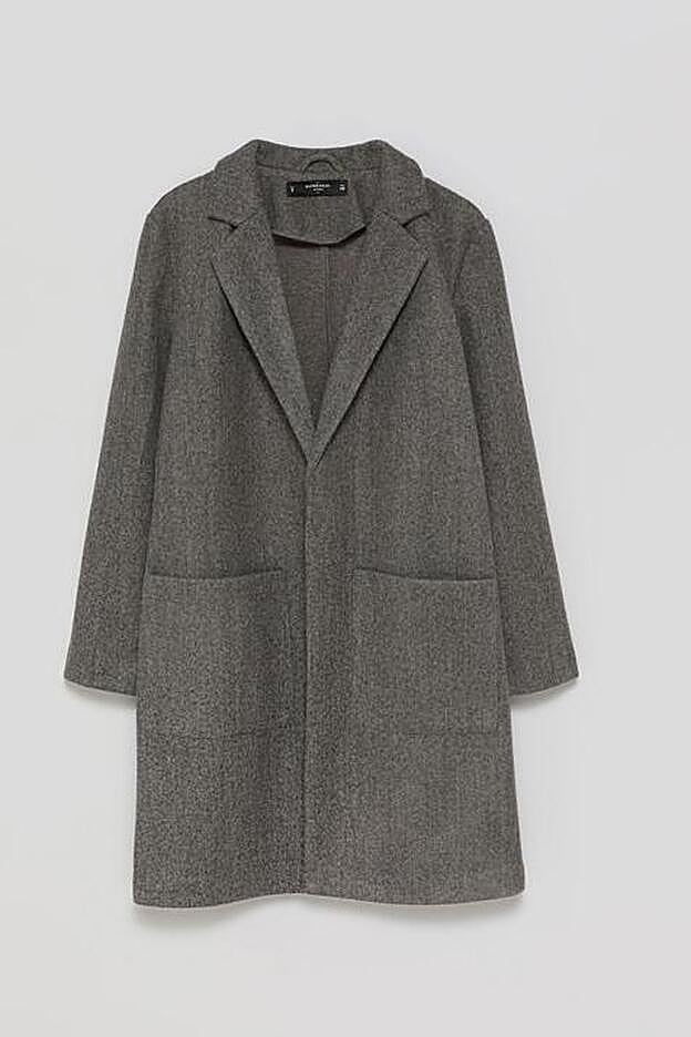 Sin cierre y con amplios bolsillos delanteros, este abrigo está arrsando, y ya falta en algunas tallas.