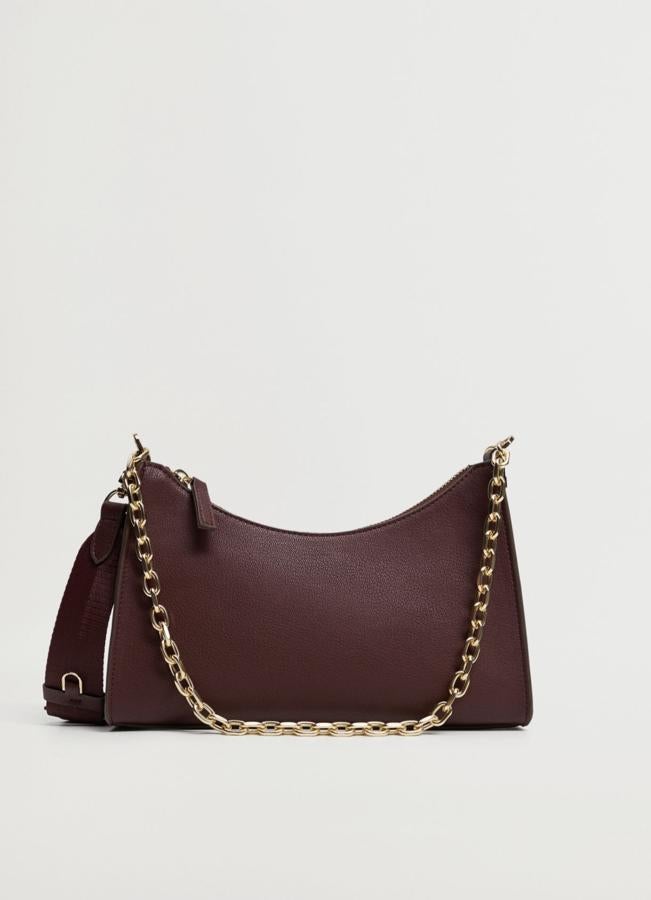De diseño rígido y de tamaño pequeño, este bolso en color burdeos cuenta con dos asas, una corta de cadena y una larga ajustable, y tiene un precio de 19,99 euros.