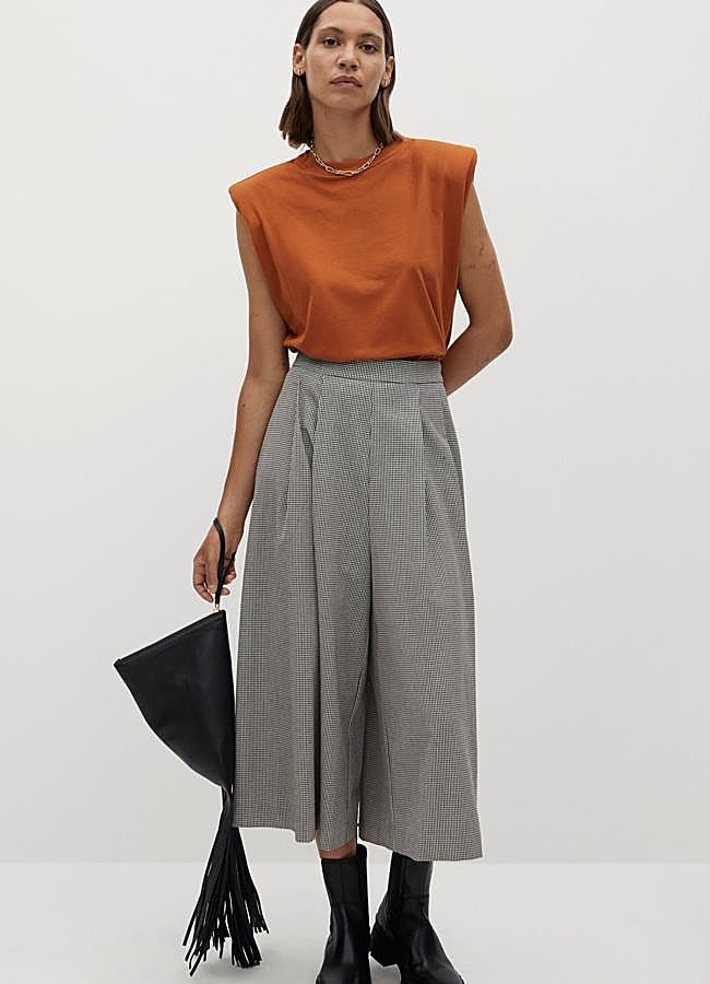Mango nos propone este pantalón culotte con pinzas y estampado de cuadro vichy que tiene un precio rebajado de 19,99 euros
