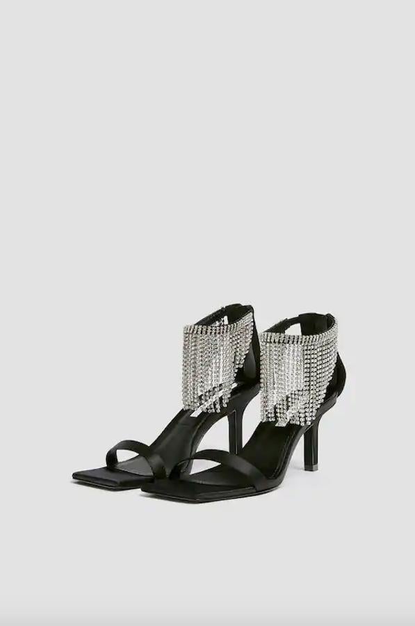 De venta exclusiva en la web de Pull&Bear, estas sandalias negras vienen con tira con flecos con detalle de brillos alrededor del tobillo y sobre el empeine. Con tacón forrado acabadas en punta cuadrada, tienen un precio de 35,99 euros y están disponibles entre los números 35 y 41.