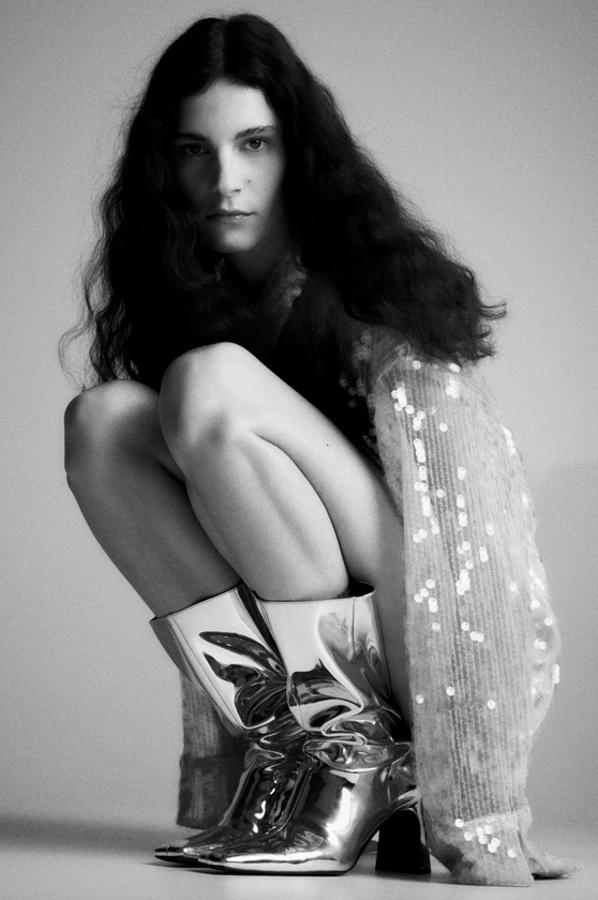 Diseño alto para estas botas de tacón ancho forrado en color plata con efecto espejo en el corte. Acabadas en punta cuadrada, son de Zara, cuestan 69,95 euros y están disponibles entre los números 36 y 40.