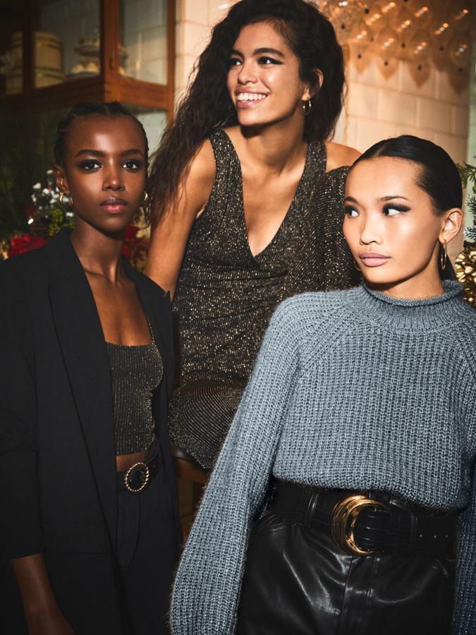 Con cuello ligeramente subido y confeccionado en punto grueso de canalé, este jersey de corte holgado de Lefties con brillos podemos encontrarlo en gris medio y color teja, entre las tallas XS y XL, por 19,99 euros.