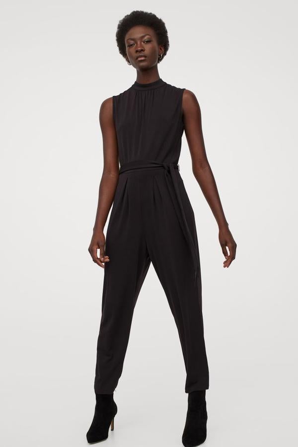 En H&M hemos encontrado este mono negro de punto con cuello elevado corto con fruncido frontal, abertura en la espalda con botones en la nuca y costura elástica en la cintura con pliegues delanteros. Cuesta 39,99 euros y está disponible entre las tallas XS y XXL.
