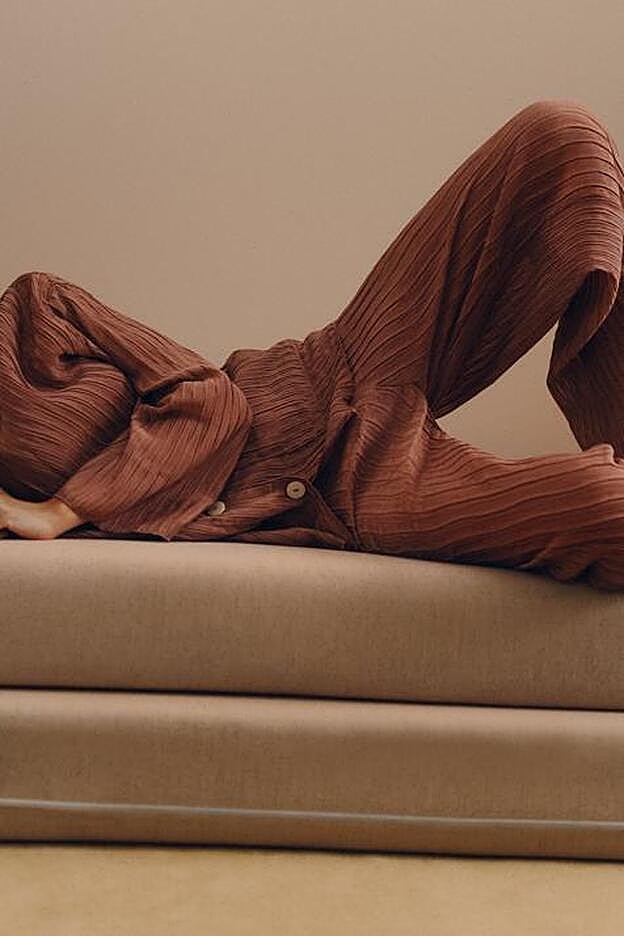 Este pijama está formado por camisa y pantalón y resulta de lo más cómodo.