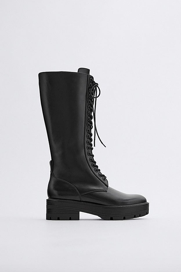 Un diseño mucho más minimalista de botas, disponible en Zara.