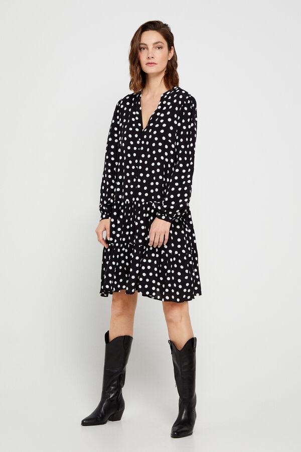 Vestido con cuello de pico y manga larga, de Cortefiel (29,99 €).