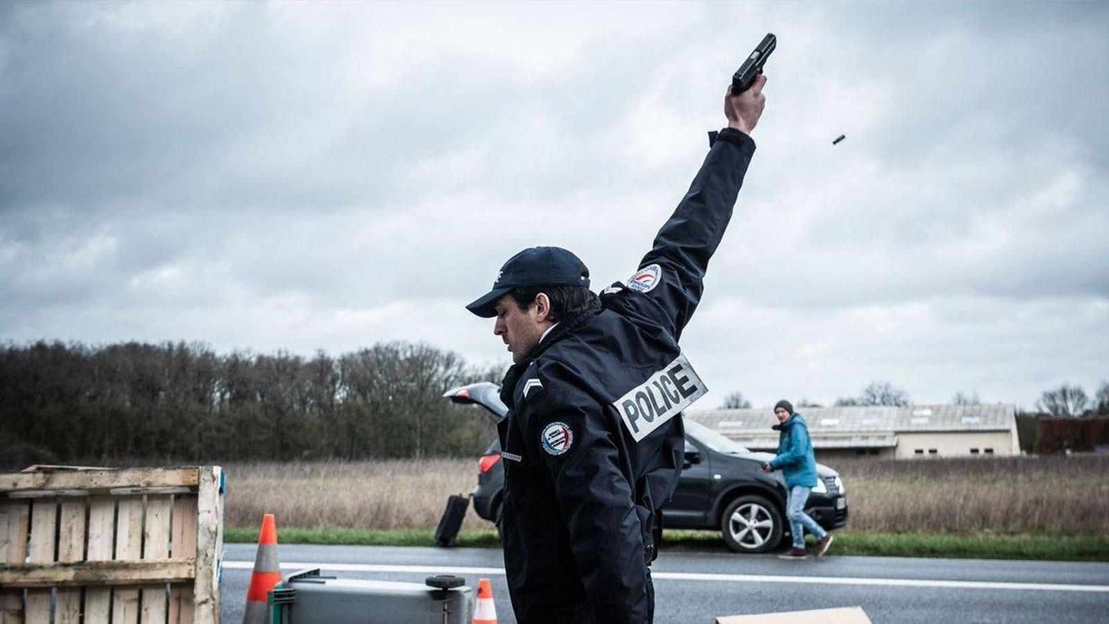 Si no tuvimos suficiente con Years and Years, desde Francia llegó otra distopía para ponernos los pelos de punta mientras vivíamos una real: El colpaso. La literatura ha producido grandes obras en las que el mundo tal y como lo conocemos se complica de maneras inimaginables: 1984, Un mundo feliz, La naranja mecánica, La carretera, El cuento de la criada... Elegimos un título más reciente, Estación Once, de Emily St. John Mandel. Una sociedad muy parecida a la contemporánea sucumbe ante una pandemia... Si regalas esta novela, que sea con advertencia.