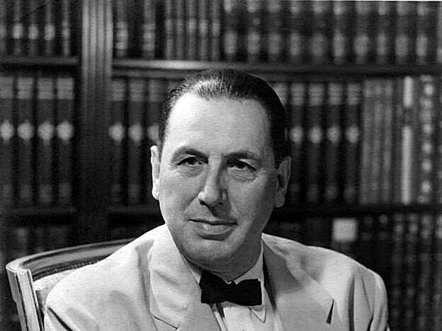 Entre las cualidades del coronel que le valieron el favor de la sociedad estaban su empuje para hacer cosas y la capadidad de oratoria