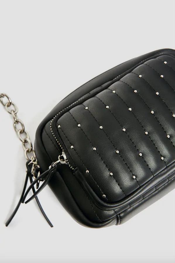 Diseño acolchado para esta bandolera en color negro de Pull&Bear con dos compartimentos y sendos cierres de cremallera que viene con asa de hombro con cadena y piel a tono. De 19,99 euros ha pasado a costar 13,99 euros.