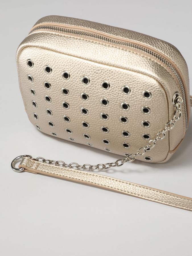 Disponible en dorado o en negro, este bolso con asa larga de cadena y efecto piel tiene perforaciones con acabado dorado y cierre de cremallera metálica en la parte superior. Es de Lefties y cuesta 12,99 euros.