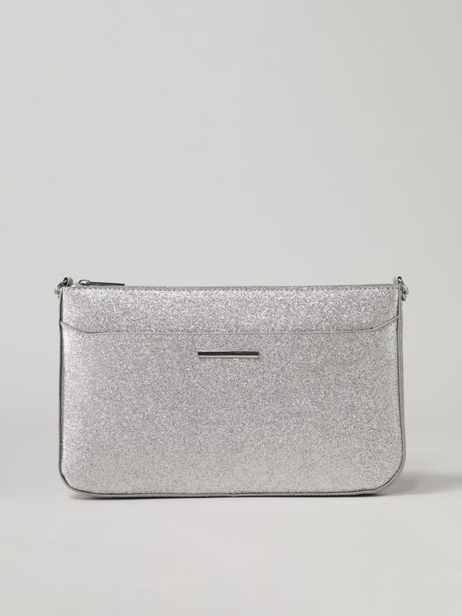 Esta bandolera tipo sobre de Lefties en tono champagne viene con dos compartimentos, uno con cierre de cremallera superior y otro delantero. Cuesta 7,99 euros.