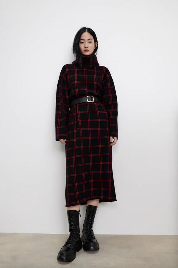 En color negro con cuadros rojos, este vestido oversize de Zara es de punto y viene con cuello subido y mangas largas. Viene sin cinturón, cuesta 39,95 euros y está disponible en las tallas S y M.