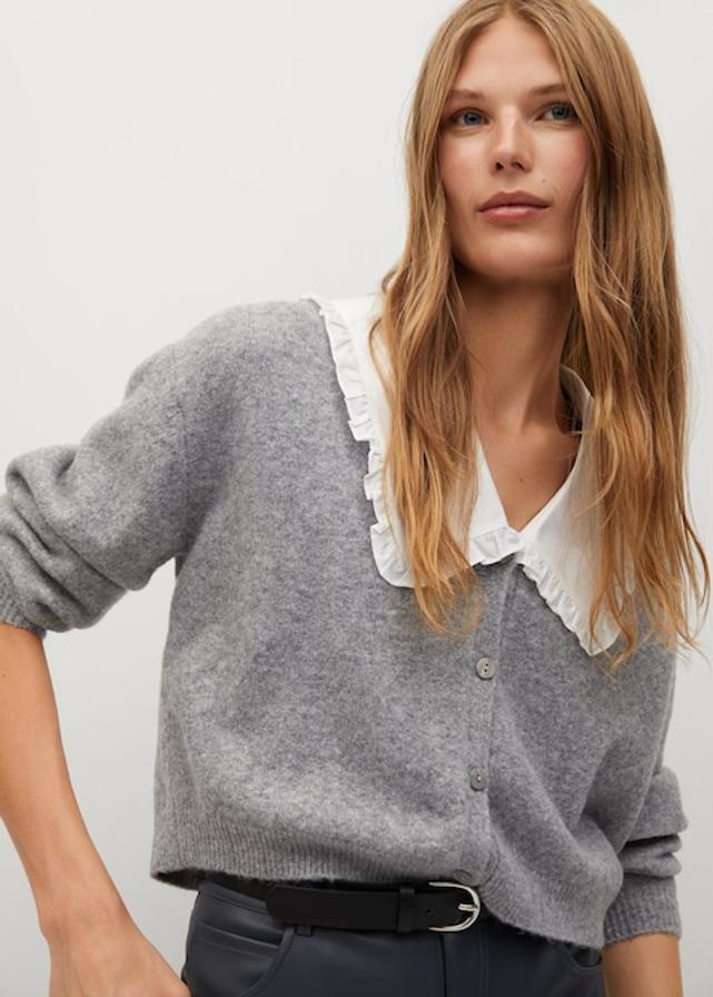 Chaqueta de punto gris con cuello blanco incorporado de Mango (39,99 euros) Los jerséis con cuellos de estilo babydoll son una de las prendas estrella de la temporada
