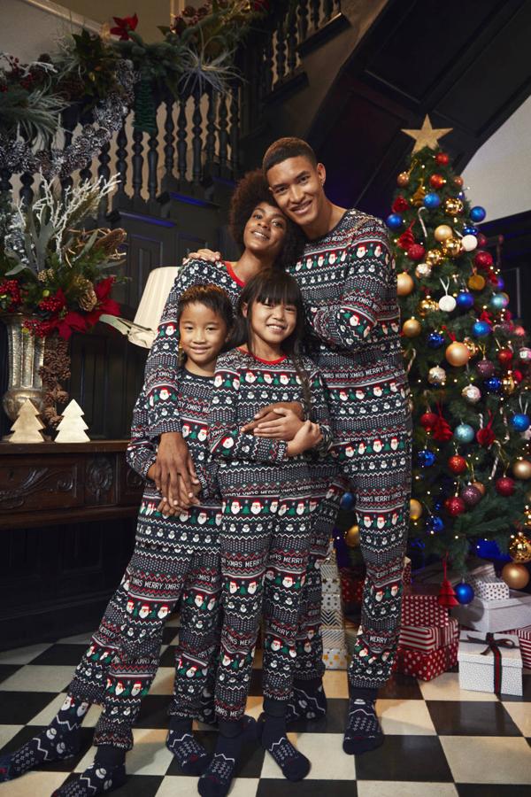 Y para los más apasionados de la Navidad, en Lefties pueden vestir igual a toda la familia con pijamas con estampados navideños como este.