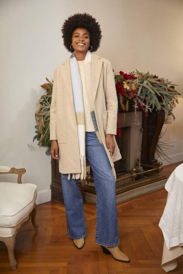 Los vaqueros pueden ser una opción. ?Por qué no? Y más aún si son cómodos como estos, de corte boot cut, de la nueva colección de Lefties.