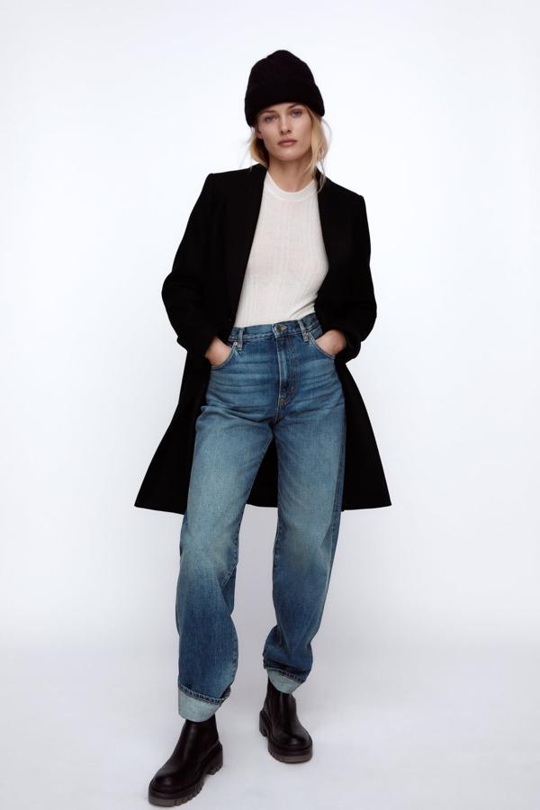 Abrigo recto de lana, camiseta lisa y panatalones vaqueros rectos de talle alto, todo de Zara.