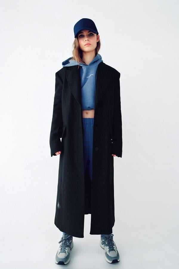 Sudadera corta con capucha y pantalón a juego y abrigo de lana largo de corte masculino, todo de Zara.