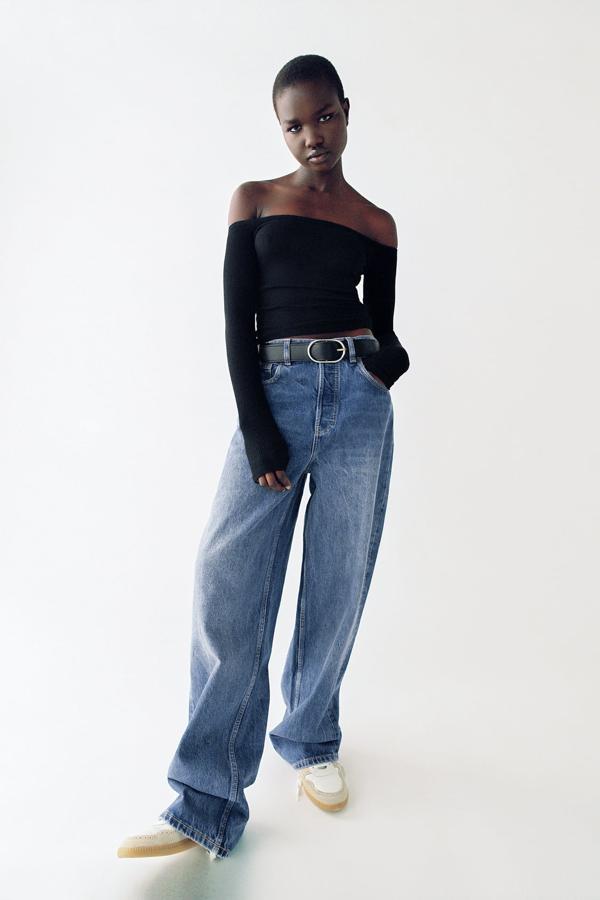 Top elástico palabra de honor con manga larga y vaqueros rectos de talle alto, todo de Zara.
