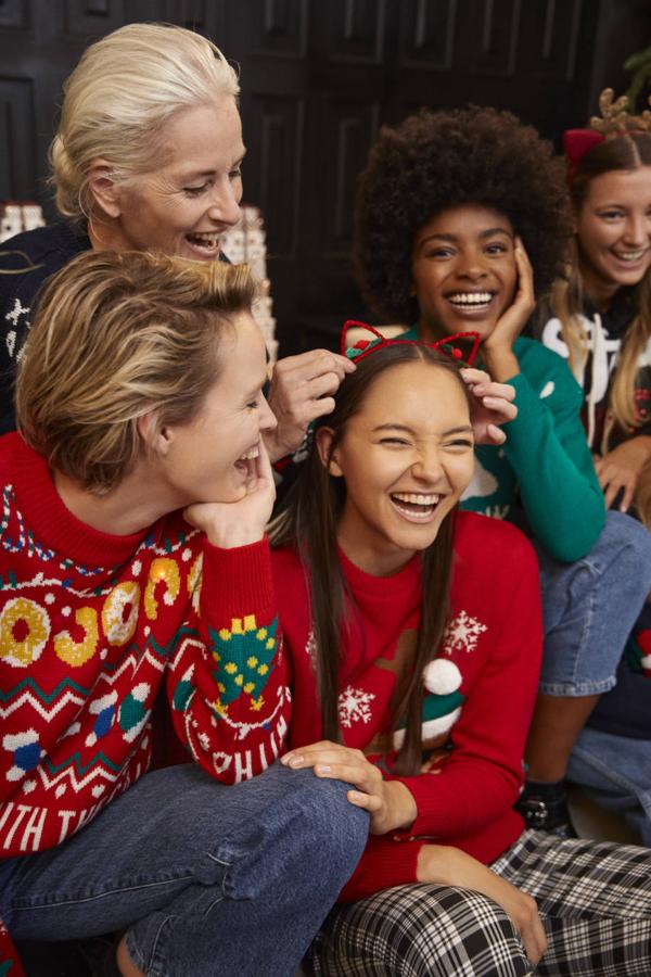 No hay excusas para no ponerse, aunque sea para un rato, un jersey 'ugly' tan típico de la Navidad. Hay para todos los gustos.
