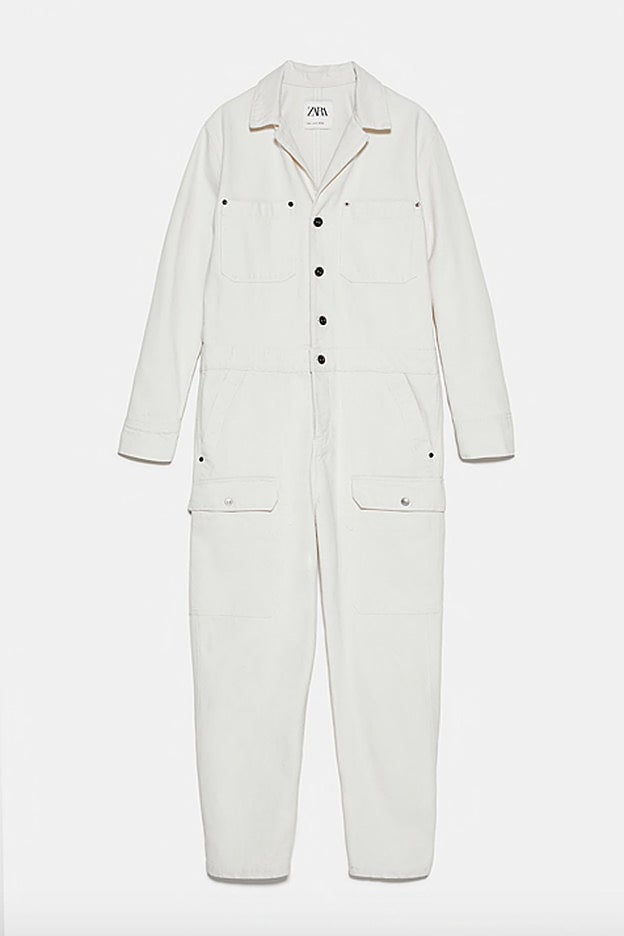 Mono de denim de color blanco roto de Zara.