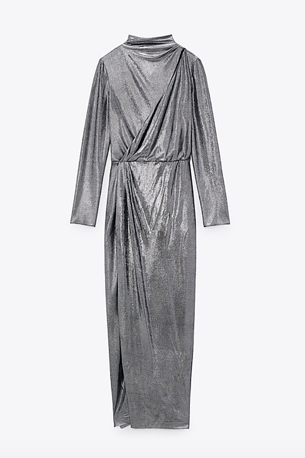 Vestido metalizado con el cuello subido y pliegues de Zara.
