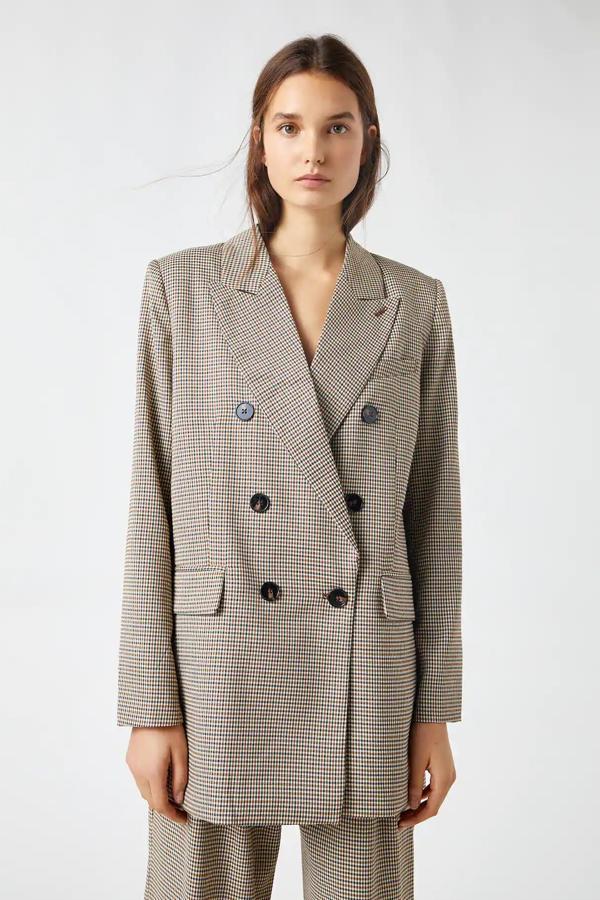 Disponible también en color marrón, esta blazer oversize con estampado de cuadros y cierre mediante doble botón es de Pull & Bear y tiene un precio rebajado de 28,79 euros.