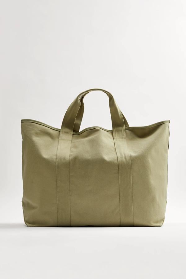 Este bolso chopper de tamaño maxi en color verde claro cuenta con detalle de bolsillo interior y tiene un precio de 19,95 euros. Es de Zara.