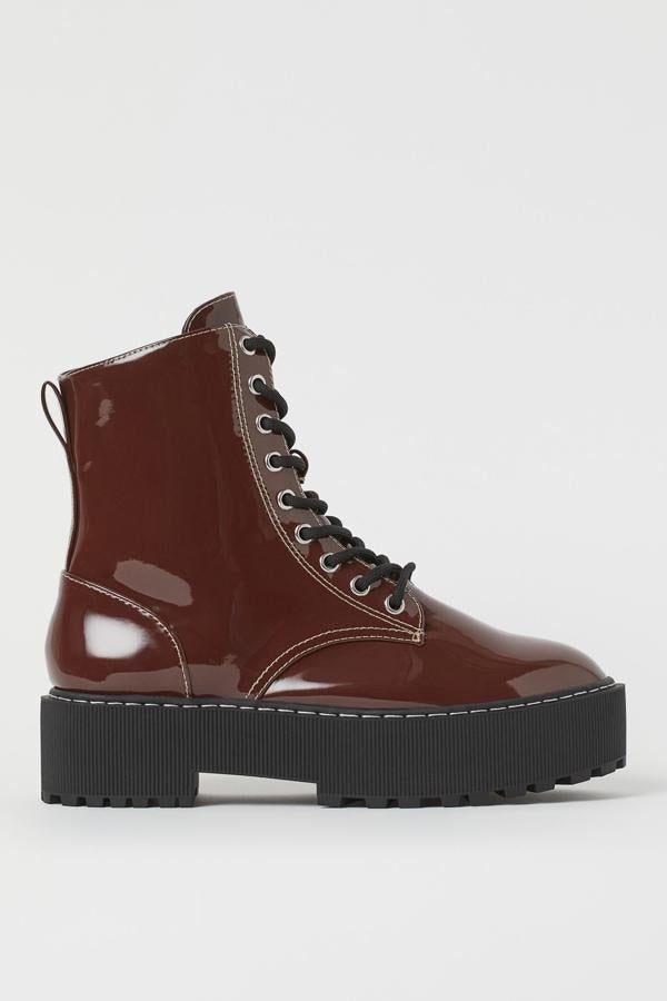 Disponibles en varios colores, estas botas de charol con plataforma de 4,5 centímetros cuenta con cremallera lateral y cordones. Son de H&M y tienen un precio de 34,99 euros.