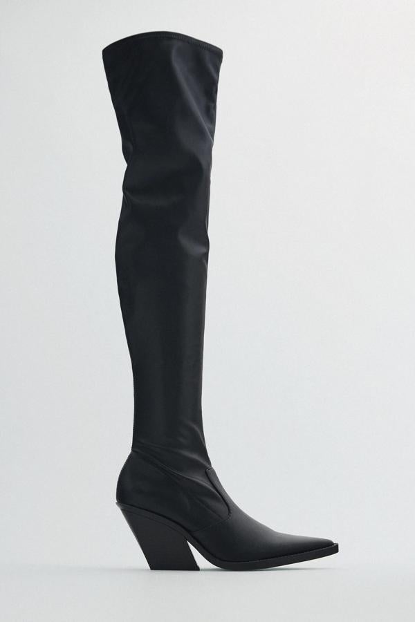 Con tacón tipo cowboy, esta bota XL de color negro y caña alta elástica es de Zara y tiene un precio de 59,95 euros.