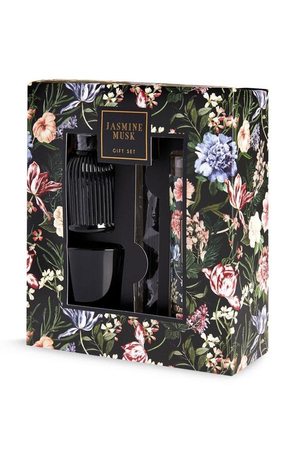 Compuesto por tres piezas, este set de regalo de fragancia floral para el hogar tiene un precio de 7 euros.