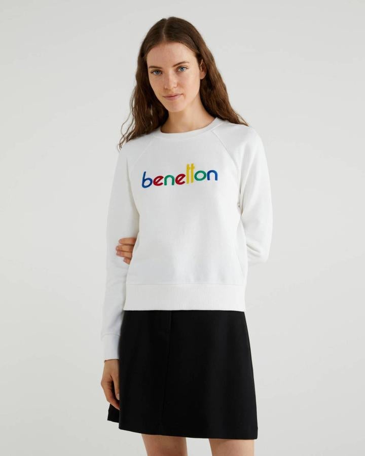 Sudadera blanca de Benetton con logo de colores (39,95 euros).