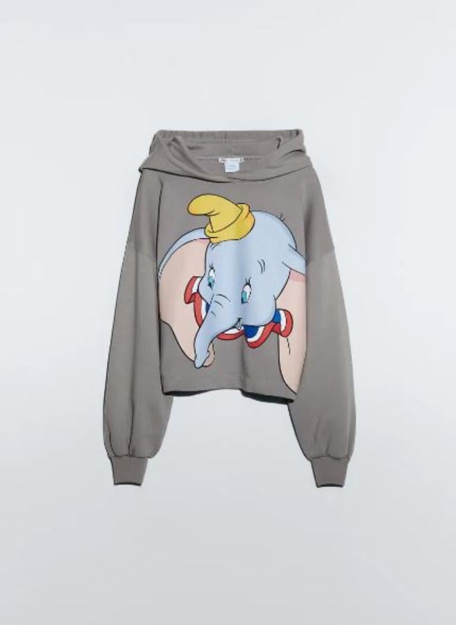 Sudadera gris de Dumbo, de Zara (25,95 euros).