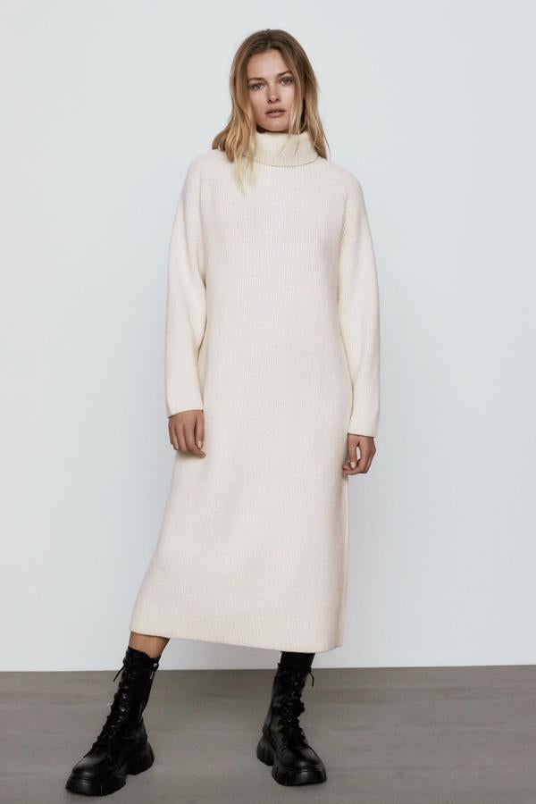En color crudo, este vestido amplio de punto con cuello subido es de Zara y tiene un precio de 29,95 euros.