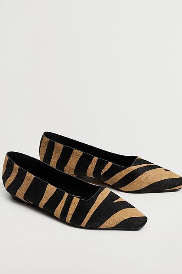 Este zapato plano de piel con estampado animal combinará genial con todos tus looks.