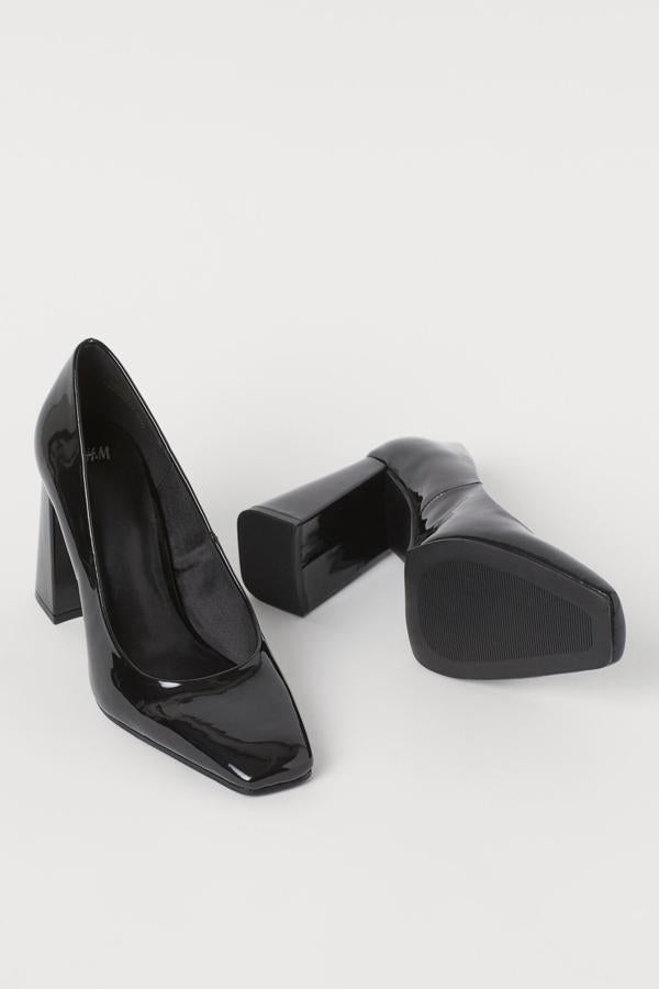 Disponibles en negro o beige, estos salones de charol con tacón de 9 centímetros y puntera cuadrada son de H&M y tienen un precio de 24,99 euros.