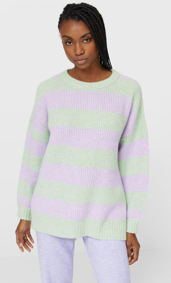 Los jerséis de rayas son los reyes absolutos de la temporada, y este, en lila y verde ya falta en alguna de sus tallas. Con cuello redondo y manga abullonada, tiene un precio de 25,99 euros.