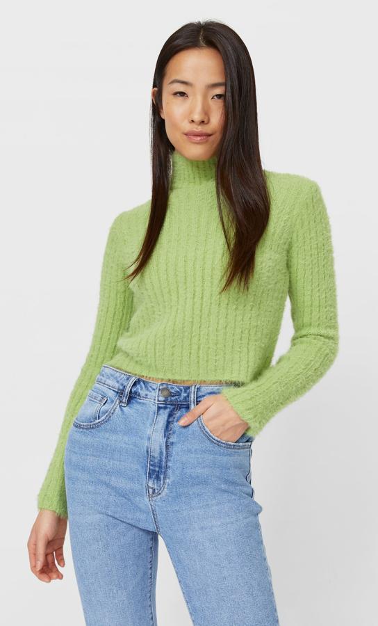 De tacto suave en color verde, este jersey de cuello alto está también disponible en malva y en crudo. Tiene un precio de 19,99 euros.