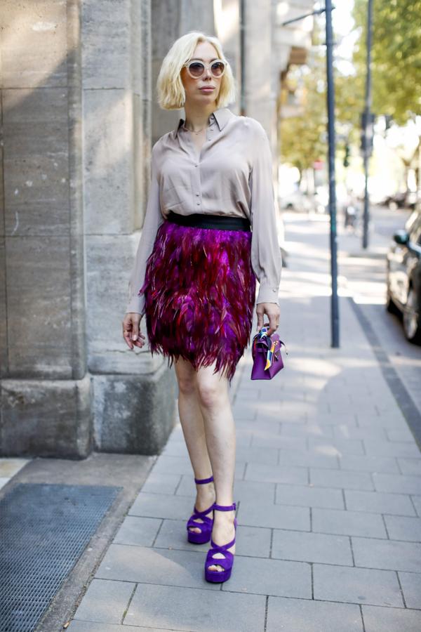 Sofisticación extrema para un día de oficina, declinado en una minifalda que contrasta con la sencillez de una blusa.