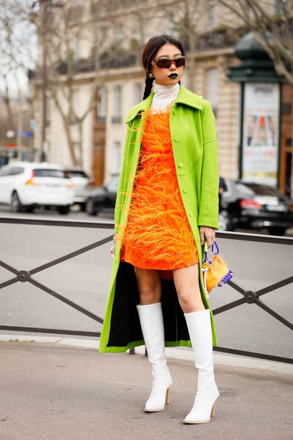 En la apuesta por la vertiente más ácida de la tendencia, un look con claros guiños a los años 60.