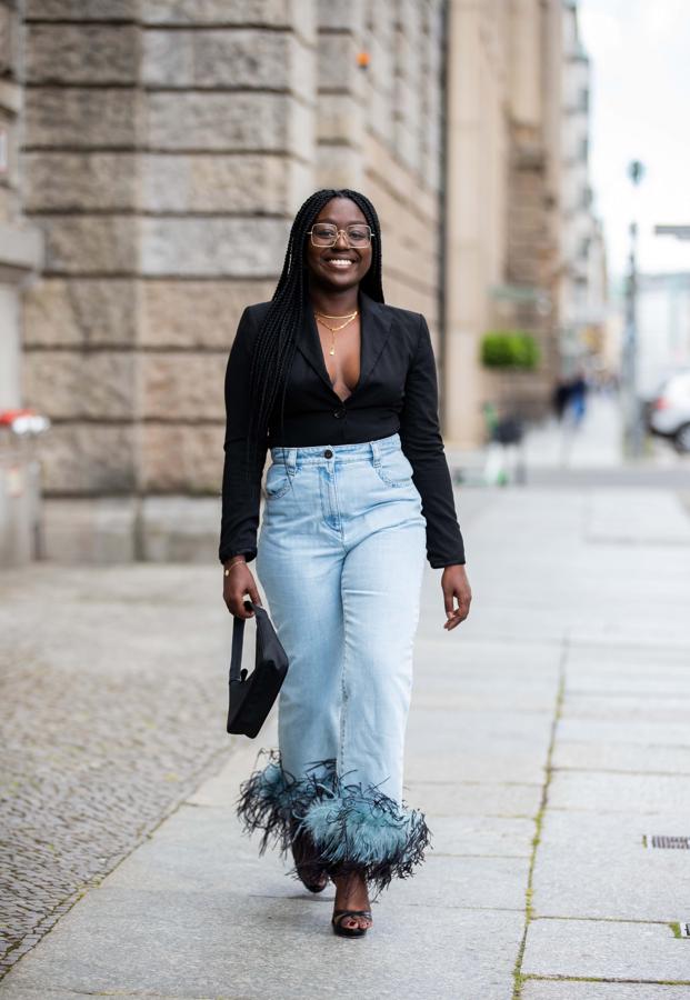 Vaqueros con plumas bordadas en el bajo.