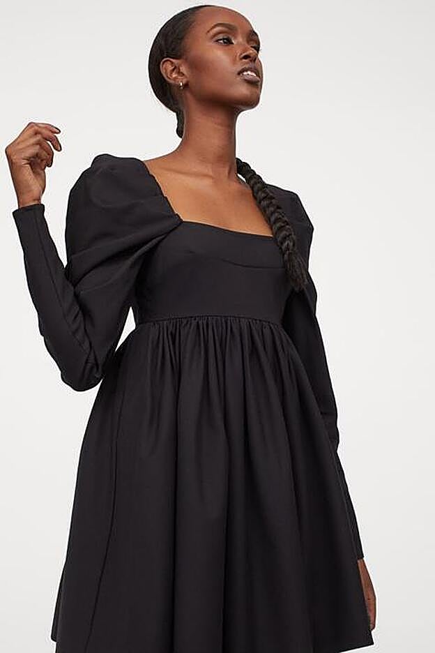 Vestido negro mini de H&M.
